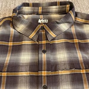 REI co op short sleeved button down plaid men’s shirt sz L